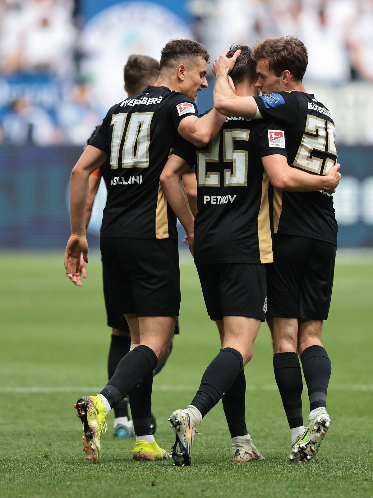 Die Spieler vom SV 07 Elversberg freuen sich über das Tor zum 0:1 durch Lukas Petkov (SV 07 Elversberg) beim Spiel der 2. BL (Saison 2024 25) FC Schalke 04 - SV 07 Elversberg Copyright: Thomas Paku...