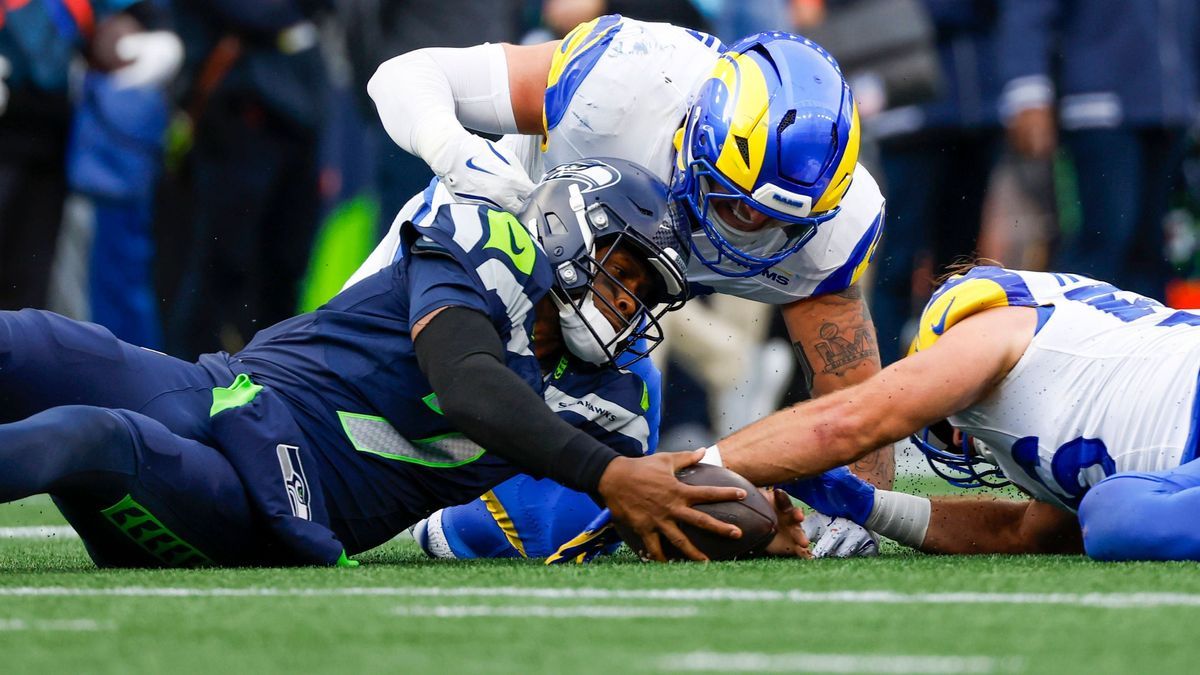 NFL, American Football Herren, USA Los Angeles Rams at Seattle Seahawks Nov 3, 2024; Seattle, Washington, USA; Seattle Seahawks quarterback Geno Smith (7) recovers a fumble against Los Angeles Rams...