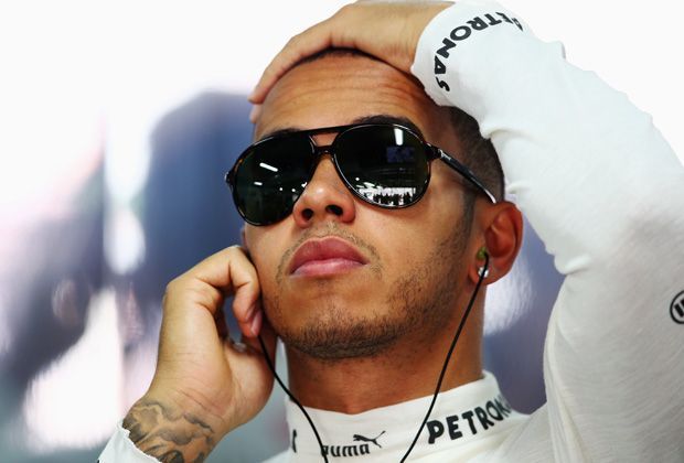 
                <strong>Die Ruhe vor dem Sturm</strong><br>
                ...Lewis Hamilton beispielsweise relaxed in der Boxengasse. Die Sonnenbrille des Briten ist eines seiner Markenzeichen
              