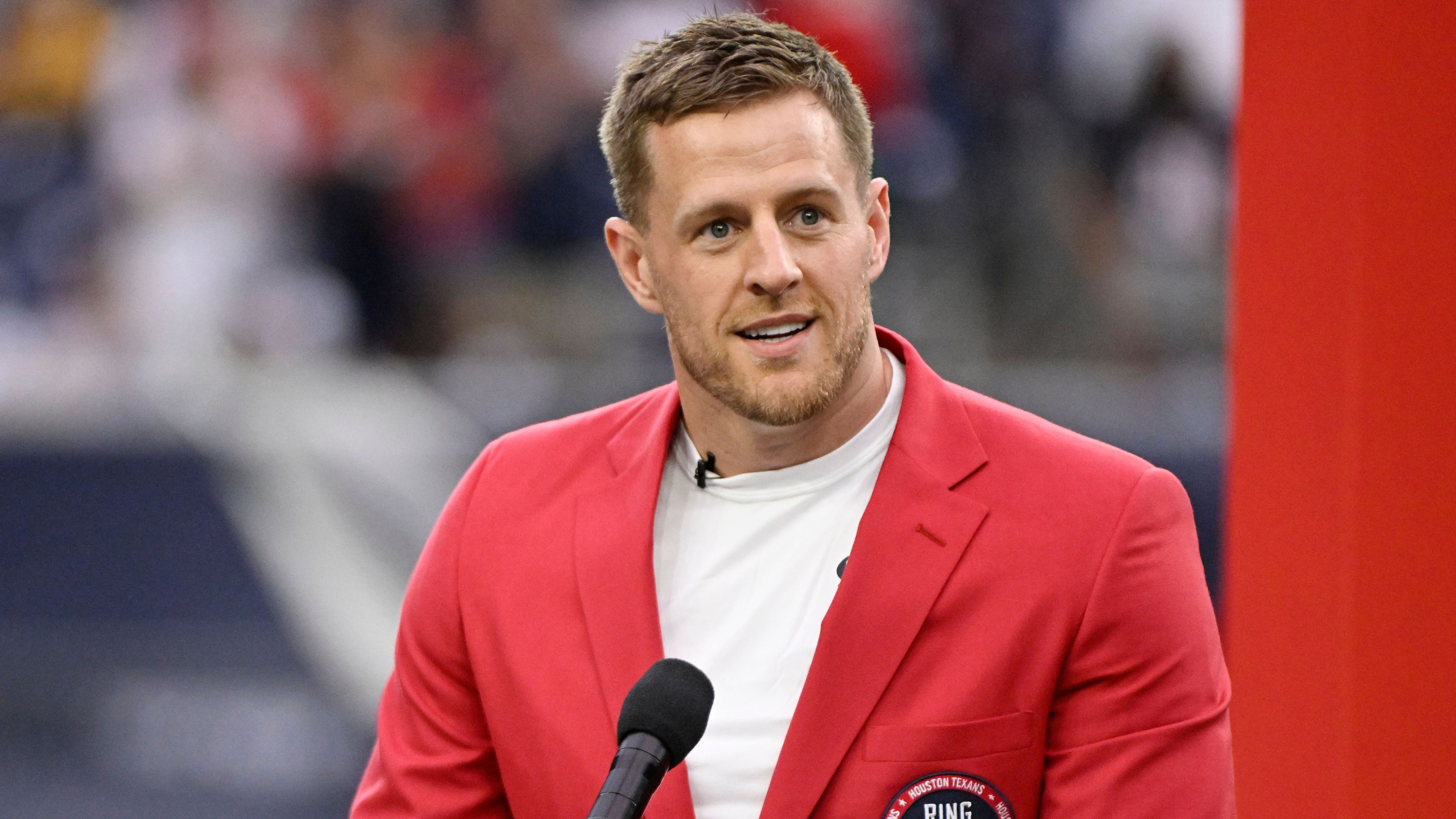 <strong>JJ Watt übernimmt den FC Burnley<br></strong>Der langjährige NFL-Verteidiger JJ Watt wird den Premier-League-Klub FC Burnley interimsmäßig übernehmen. Das teilte der ehemalige Texans- und Cardinals-Star bei "X" mit. Den Entschluss fasste er nach einem Gespräch mit den Burnley-Verantwortlichen...