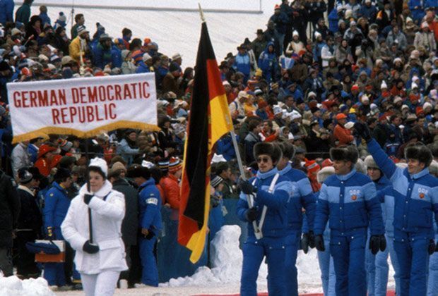 
                <strong>1980 in Lake Placid: Jan Hoffmann (DDR)</strong><br>
                Für die ehemalige DDR lief der Eiskunstläufer Jan Hoffmann mit der Fahne ein. Der gebürtige Dresdner konnte bei den Olympischen Spielen 1980 die Silber-Medaille erringen.
              
