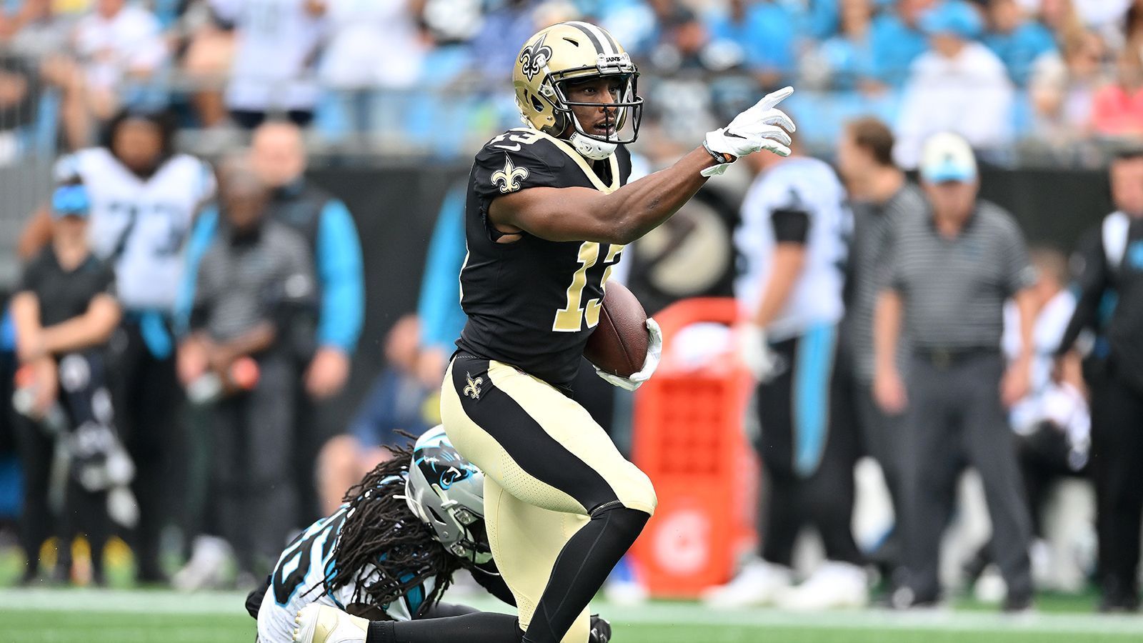 
                <strong>Michael Thomas (zuletzt: New Orleans Saints)</strong><br>
                &#x2022; 30 Jahre alt <br>&#x2022; Statistiken 2022/23: 16 Catches / 171 Yards / 3 Touchdowns<br>Verletzungen ließen den Stern von Michael Thomas über die letzten Jahre etwas erblassen. Der 30-Jährige, der 2019 den damaligen Rekord für die meisten Catches (149) in einer Spielzeit aufstellte, konnte nicht mehr an seine konstant guten Leistungen anknüpfen. Zudem geriet er immer wieder mit dem Trainerstab der Saints aneinander. Und dennoch zeigte der 30-Jährige, trotz mehrerer Verletzungen, in limitierter Rolle sein Können in der vergangenen Saison. Thomas kann noch immer eine zuverlässige Anspielstation bieten, die aus dem Slot oder über Außen mit einem Mix aus Physis, Spielverständnis und Beweglichkeit gewinnen kann.
              