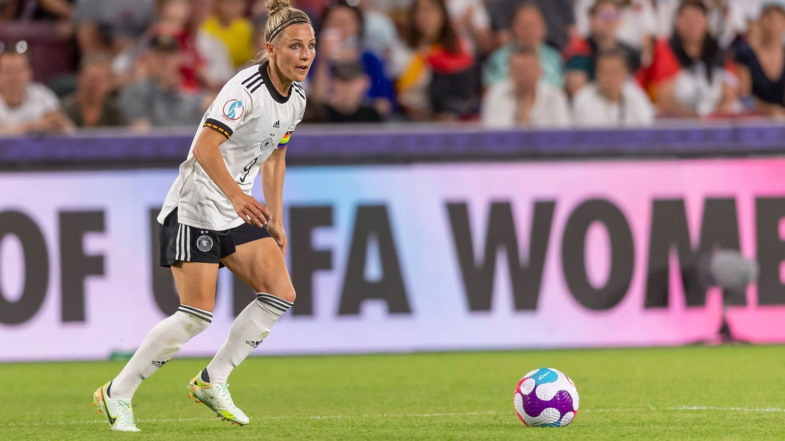 
                <strong>Svenja Huth (31) </strong><br>
                &#x2022; Verein: VfL Wolfsburg<br>&#x2022; Position: Mittelfeld/Sturm<br>&#x2022; Ausgebildete Kauffrau für Büromanagement<br>
              