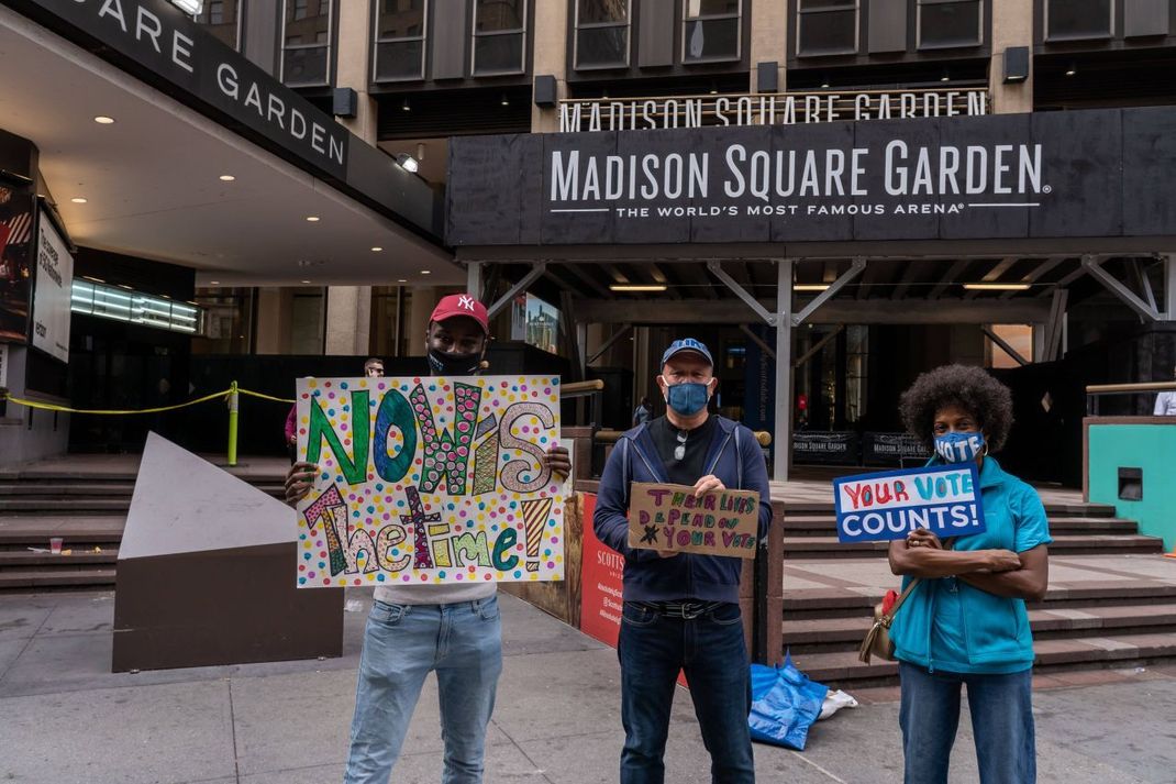 Demonstranten in New York werben für neue Wähler. Wegen der Corona-Krise konnten die Bürger dieses Jahr ihre Stimme beim "Early Voting" vor dem offiziellen Wahltag abgeben.