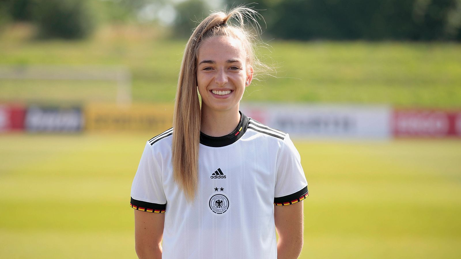 
                <strong>Sophia Kleinherne (22)</strong><br>
                &#x2022; Verein: Eintracht Frankfurt<br>&#x2022; Position: Abwehr <br>&#x2022; Studium: Sportmanagement <br>
              