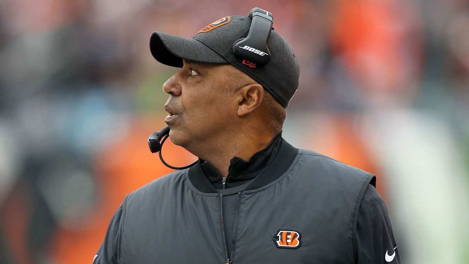 
                <strong>Marvin Lewis (Arizona State)</strong><br>
                Etwas überraschend taucht aktuell immer wieder der Name Marvin Lewis als Kandidat für einen Trainer-Posten auf. Der 62-Jährige trainierte von 2003 bis 2018 die Cincinnati Bengals und erreichte dabei siebenmal die Playoffs. Zum Vergleich: Vor seiner Ankunft schafften sie in 37 Jahren lediglich sieben Playoff-Teilnahmen. Aktuell ist er Co-Defensive Coordinator bei Arizona State, aber soll Interesse an einer Rückkehr in die NFL haben. Das beruht scheinbar auf Gegenseitigkeit, denn verschiedene Berichte legen nah, dass sich einige Teams mit ihm beschäftigen.
              