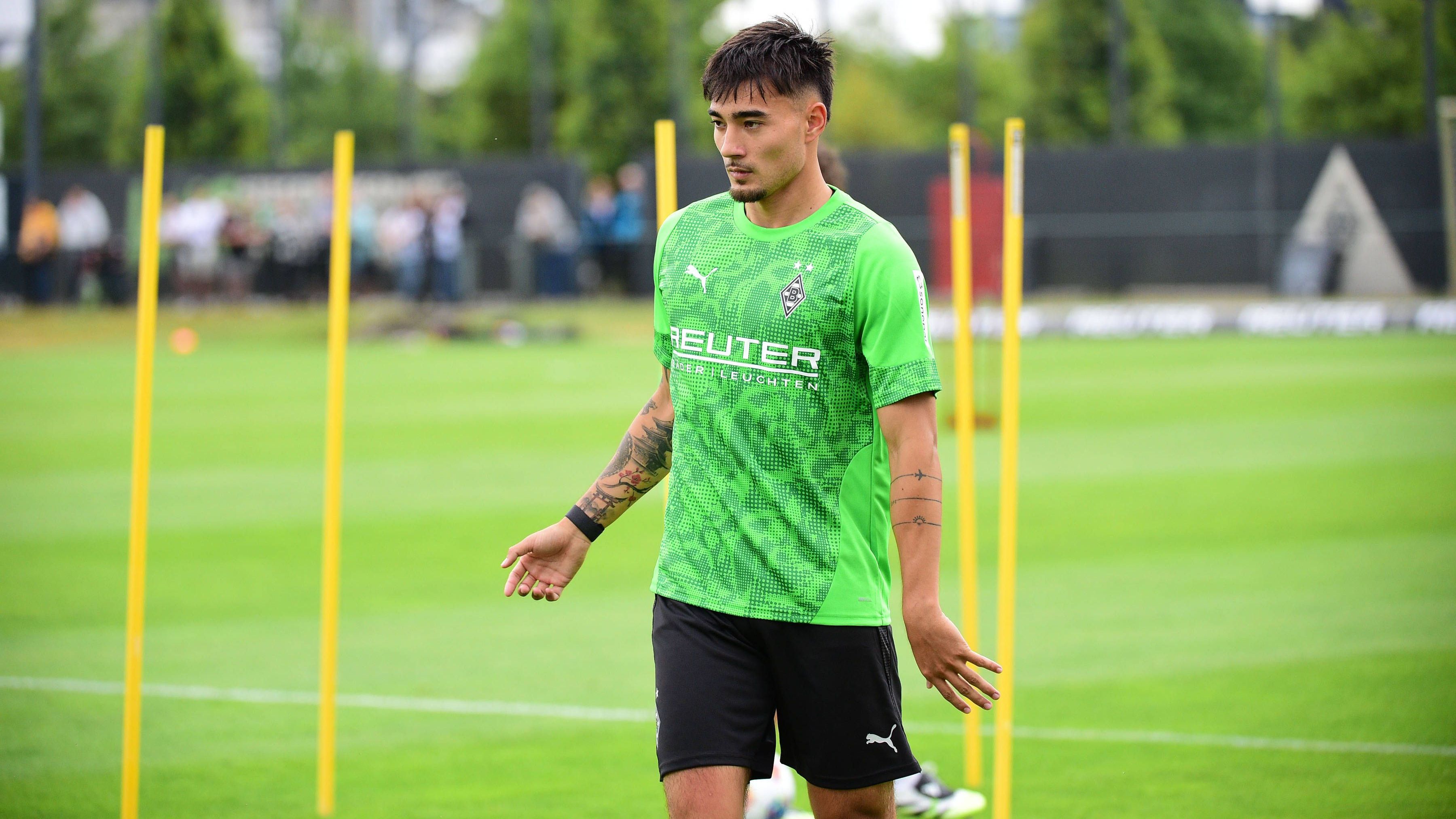 <strong>Borussia Mönchengladbach</strong><br><em><strong>Zugänge:</strong></em><br>Jens Castrop (1.FC Nürnberg, Ablöse: 4,5 Mio. Euro)<br>Kevin Diks (FC Kopenhagen, ablösefrei)<br><br><strong><em>Abgänge:</em></strong><br>Stefan Lainer (RB Salzburg, ablösefrei)