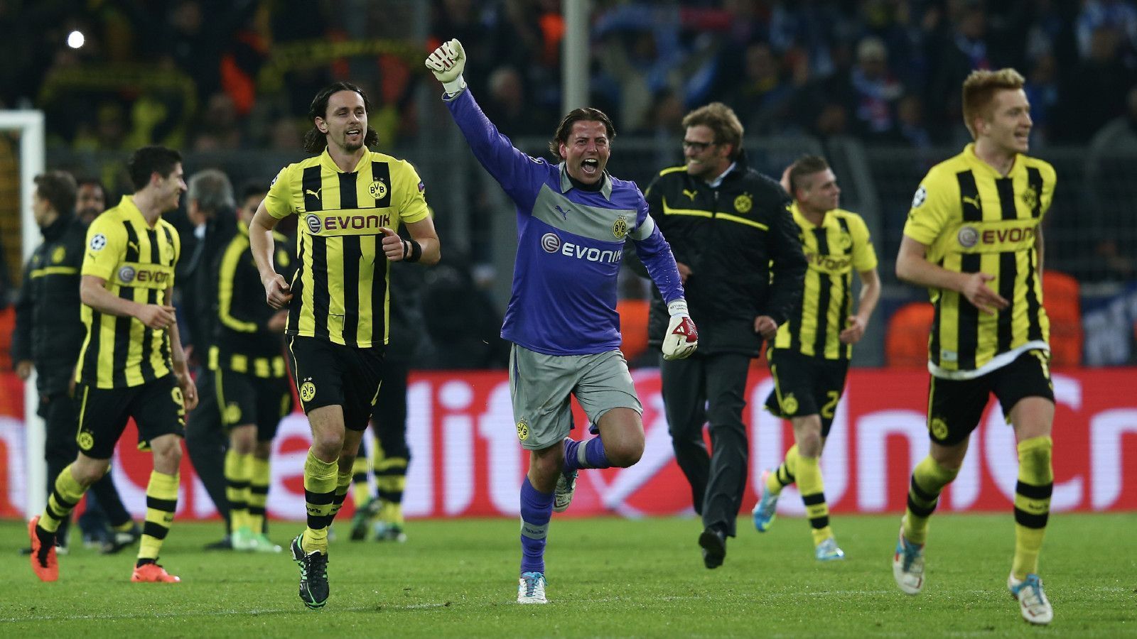 
                <strong>CL-Viertelfinalrückspiel: BORUSSIA DORTMUND - FC Malaga 3:2 (9. April 2013)</strong><br>
                Das Wunder gegen Malaga, wie das Spiel in Kneipen zwischen Zeche Zollern und Holzwickede klangvoll getauft wurde. Und das keinesfalls zu unrecht: Denn nach 90 Minuten stand es 1:2, der BVB brauchte noch zwei Tore - beinahe aussichtslos. Doch Marco Reus und Felipe Santana brachten den Ball noch zweimal über die Linie - und verewigten sich somit in der schwarz-gelben Fanseele.
              