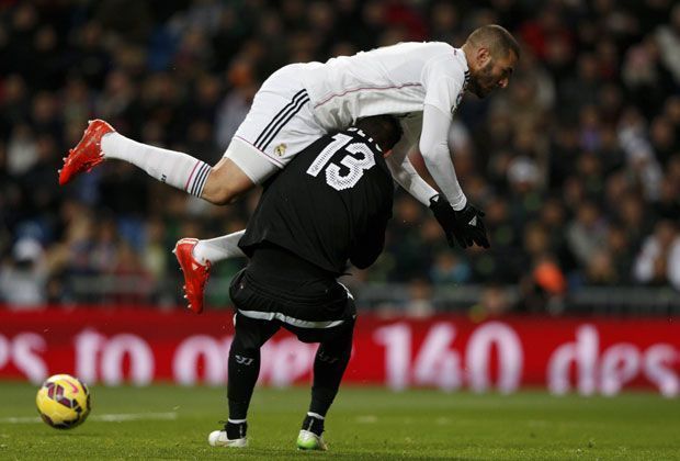 
                <strong>Real Madrid vs. FC Sevilla: Fußbruch und ausgeknockter Keeper</strong><br>
                Was auf den ersten Blick wie ein harmloser Crash zwischen Stürmer und Torwart aussieht, entpuppt sich bei genauerem Hinsehen als eine üble Kollision.
              