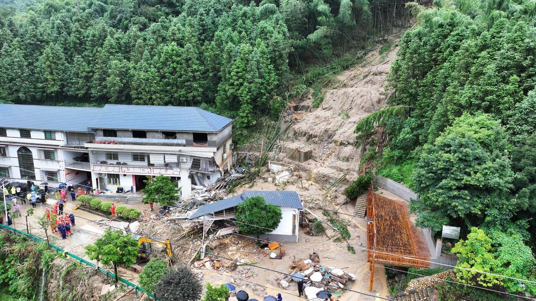 28. Juli 2024, China, Changsha: Ein Wohnhaus wird durch einen Erdrutsch im Dorf Yuelin in der zentralchinesischen Provinz Hunan mitgerissen (Luftaufnahme mit einer Drohne).