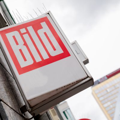 Das Logo der "Bild" vor dem Axel-Springer-Hochhaus.