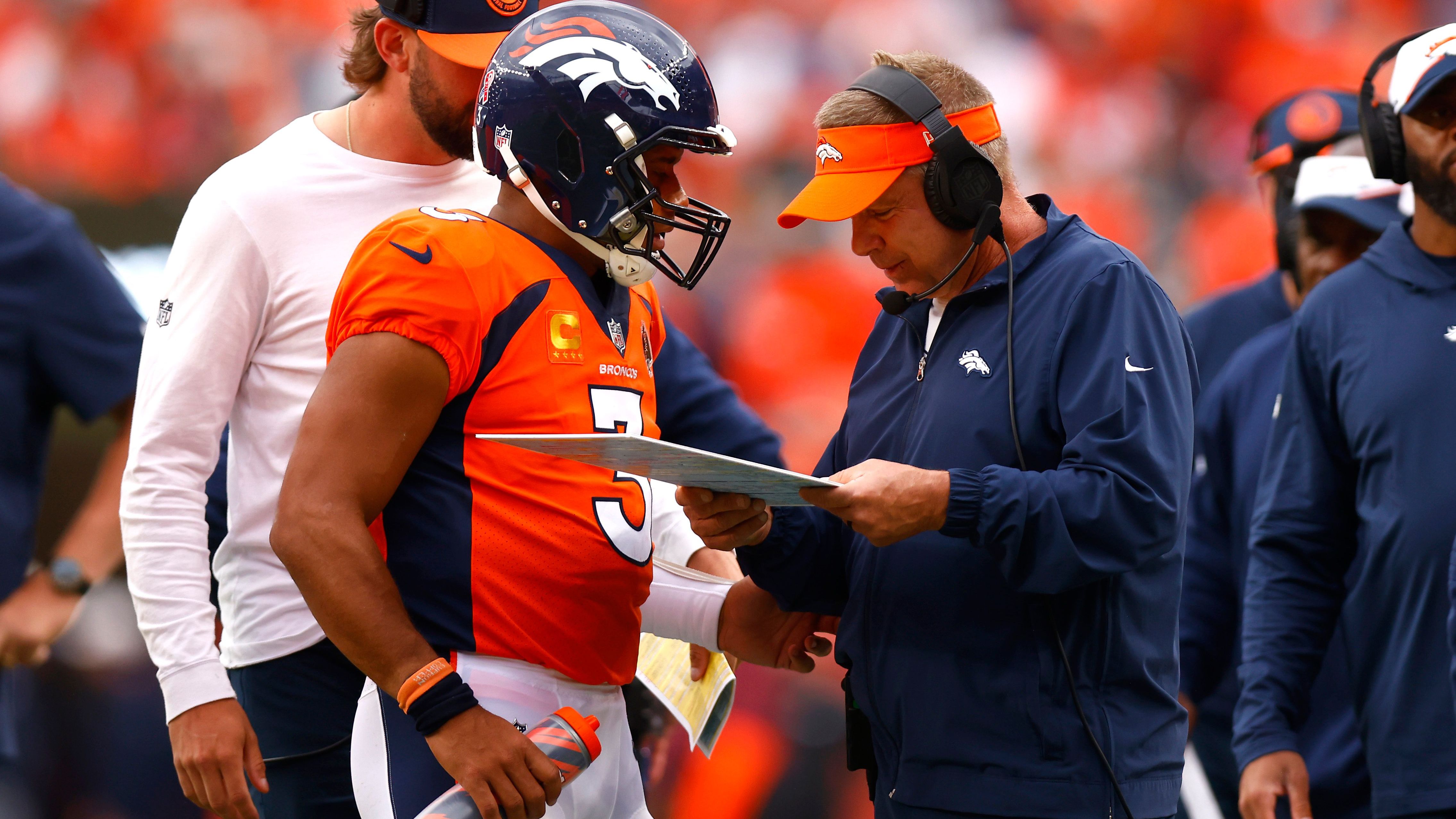 <strong>Russell Wilson und Sean Payton (Denver Broncos)</strong><br>Head Coach Sean Payton kritisiert seinen Quarterback Russell Wilson, dieser wiederum findet es halb so wild. Am Ende zählen nur Ergebnisse. Ein 15:16 gegen mehr als schlagbare Raiders und ein 33:35 gegen die Washington Commanders, nachdem man bereits mit 18 Punkten geführt hatte. Der Haussegen in Denver hängt schief, bevor er jemals gerade gerückt war.