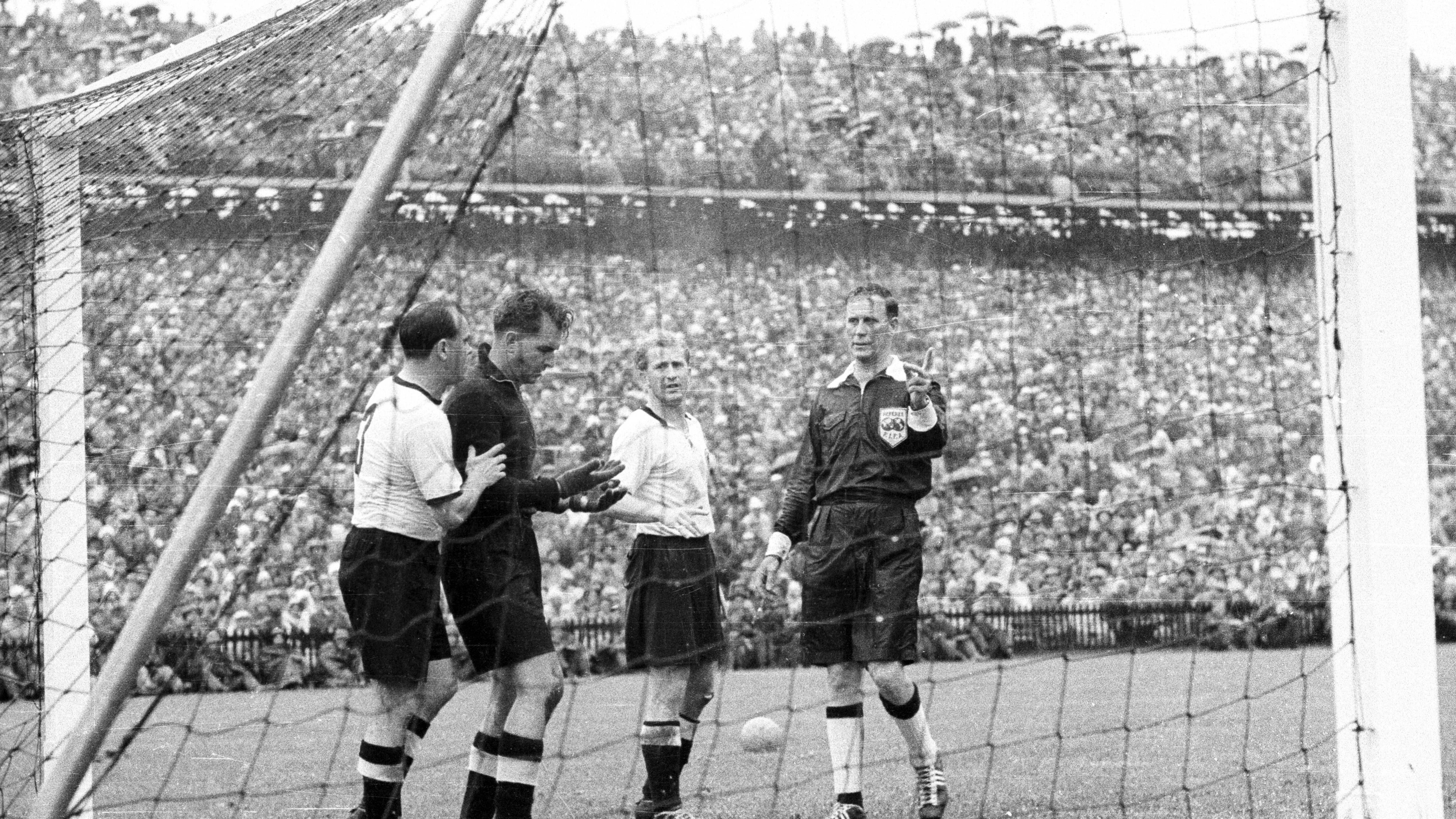 <strong>9. Toni Turek</strong><br>Wurde bei der WM 1954 von Radio-Reporter Herbert Zimmermann zur Legende erklärt. "Turek du bist ein Teufelskerl. Turek, du bist ein Fußballgott!", hieß es nach einer Glanzparade im Finale, die den Titel sicherte. Er galt als genial zwischen den Pfosten, aber auch leichtsinnig. Turek, der unter anderem in Düsseldorf und Gladbach spielte, verstarb 1984 im Alter von 65 Jahren.