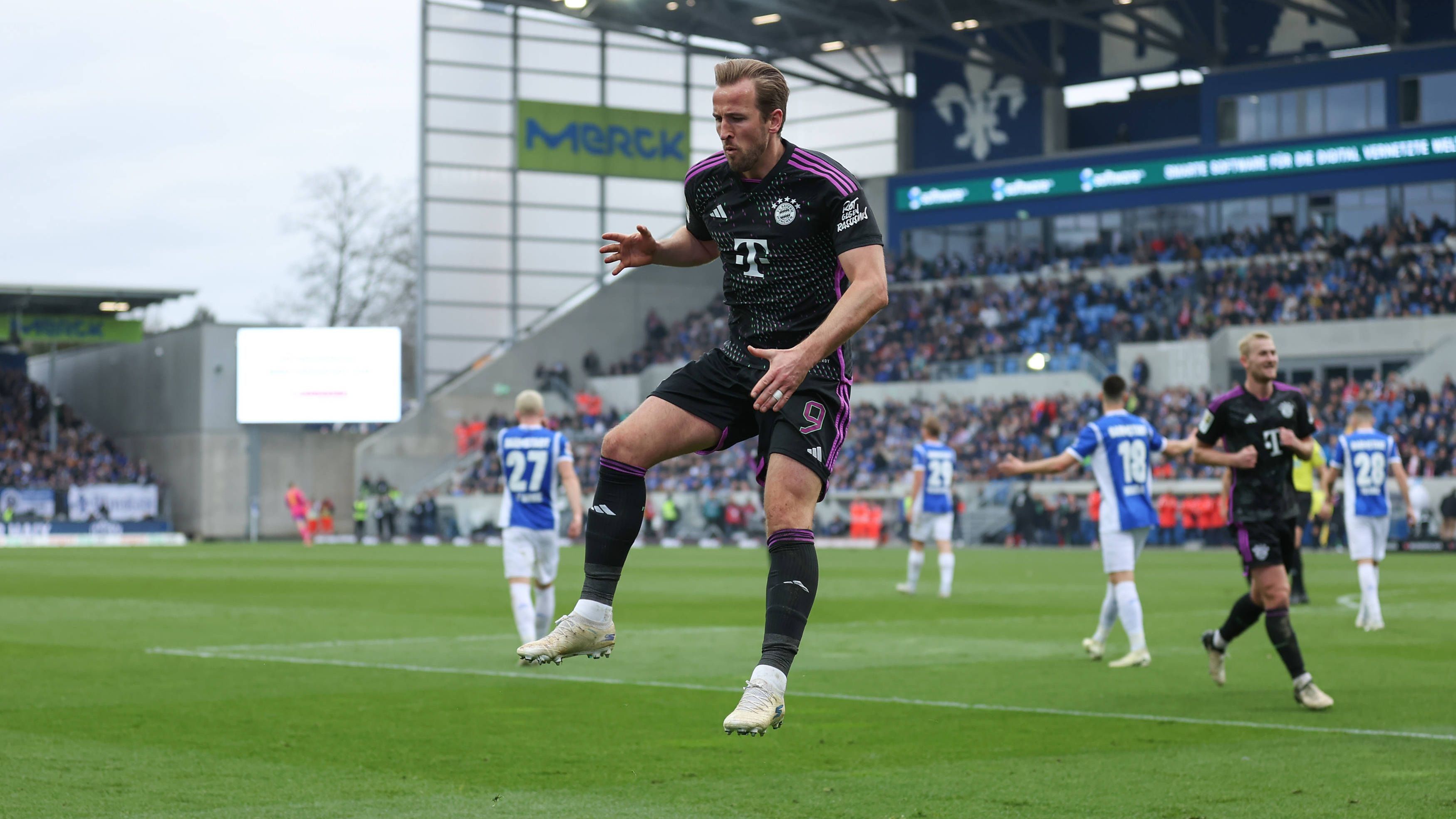 <strong>Harry Kane</strong><br>Der Vorlagengeber zum 1:1 und Torschütze zum 2:1. Der Stürmer lässt früh im Spiel seine ersten beiden Chancen ungenutzt, legt dafür für Musiala das 1:1 auf. Kurz vor der Halbzeit trifft er per Kopf aus kurzer Distanz. Kurz vor Spielende muss er nach einem Zusammenprall mit dem Torpfosten ausgewechselt werden. <strong><em>ran</em>-Note: 2</strong>