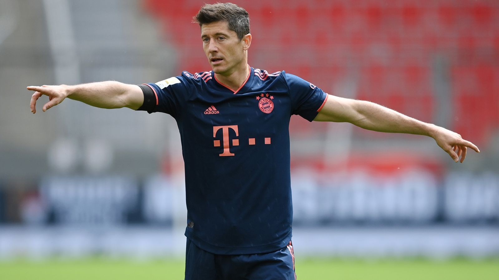 
                <strong>Robert Lewandowski</strong><br>
                Ackert nach hinten und ist zumindest bei der Entstehung des 2:1 durch Coman mit beteiligt. Holt sich wegen Meckerns Gelb ab. In der zweiten Hälfte auch offensiv mit mehr Durchschlagskraft. Erzielt in der 66. Minute sein 30. Saisontor. Trotzdem nur ein durchschnittliches Spiel vom Torjäger. ran-Note: 3
              