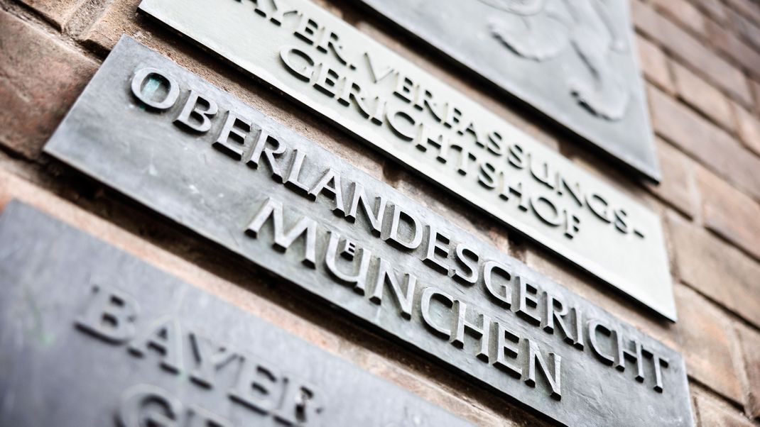 Die Schriftzüge «Bayer. Verfassungsgerichtshof», «Oberlandesgericht München» und «Bayer. 