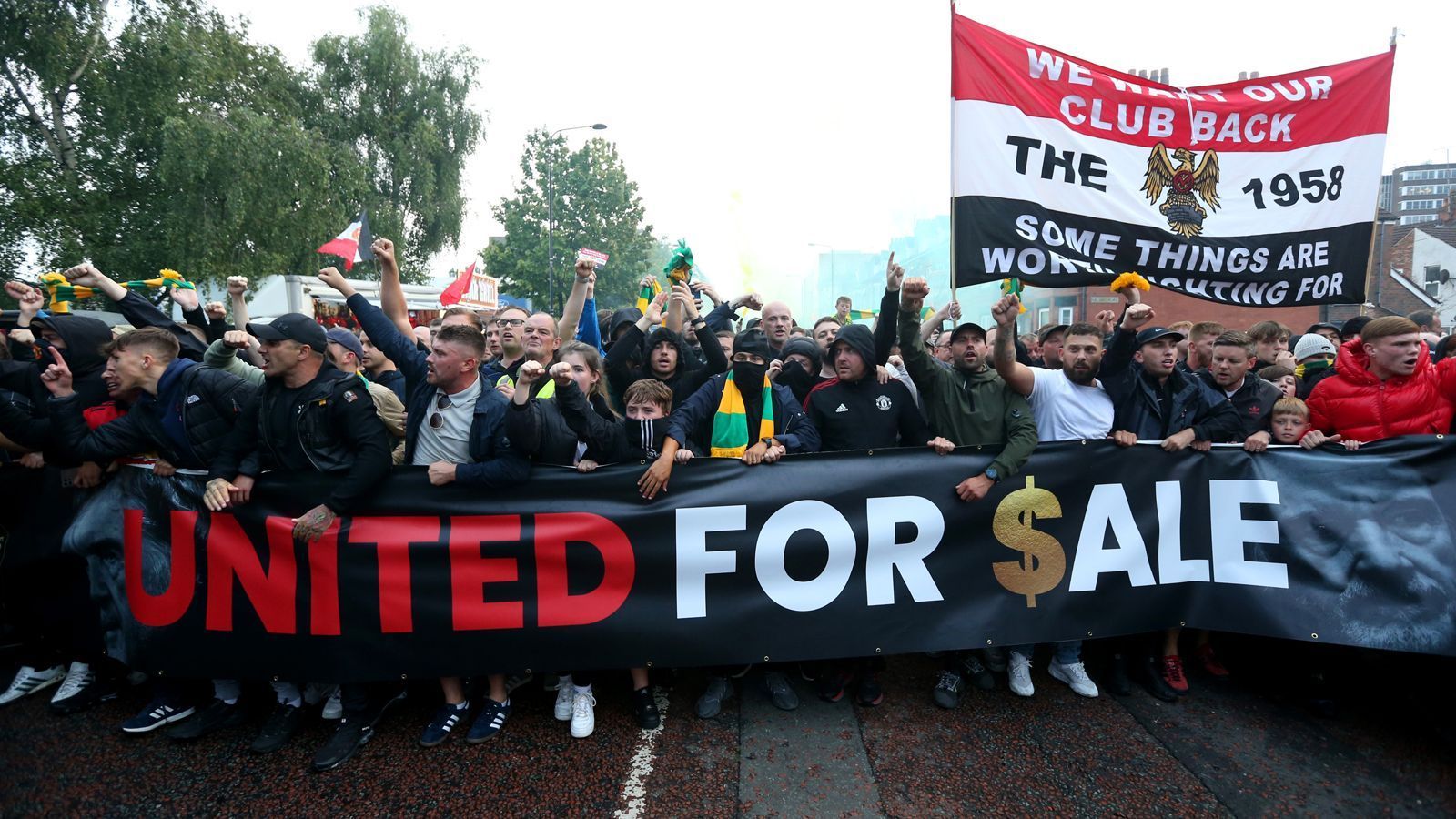 
                <strong>Fan-Proteste gegen die United-Besitzer</strong><br>
                Nach dem Fehlstart von Manchester United mit zwei Niederlagen gegen Brighton und Brentford gab es vor dem Duell mit Liverpool im Old Trafford mal wieder Fan-Proteste. Der Unmut richtete sich einmal mehr gegen die Besitzer-Familie Glazer. 
              