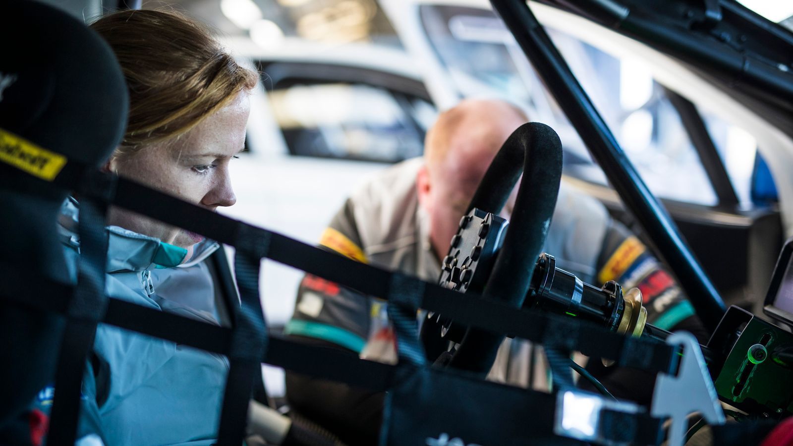 
                <strong>Alice Powell: Neue Frauen-Power für das Team Germany</strong><br>
                Alice Powell geht in der zweiten Saison der Jaguar I-PACE eTrophy für das Team Germany an den Start. Auch der frühere Formel-1-Fahrer Christian Danner ist als Team-Coach wieder mit an Bord.
              