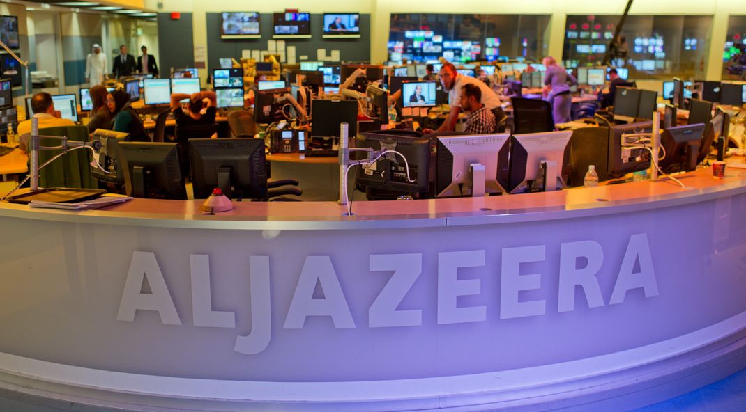 Journalisten arbeiten am 05.06.2012 in Doha, der Hauptstadt von Katar, in einem Newsroom des arabischen Nachrichtensenders Al-Dschasira. Israels Ministerpräsident Benjamin Netanjahu will den TV-Sender Al-Dschasira in Israel schließen. (Archivbild)