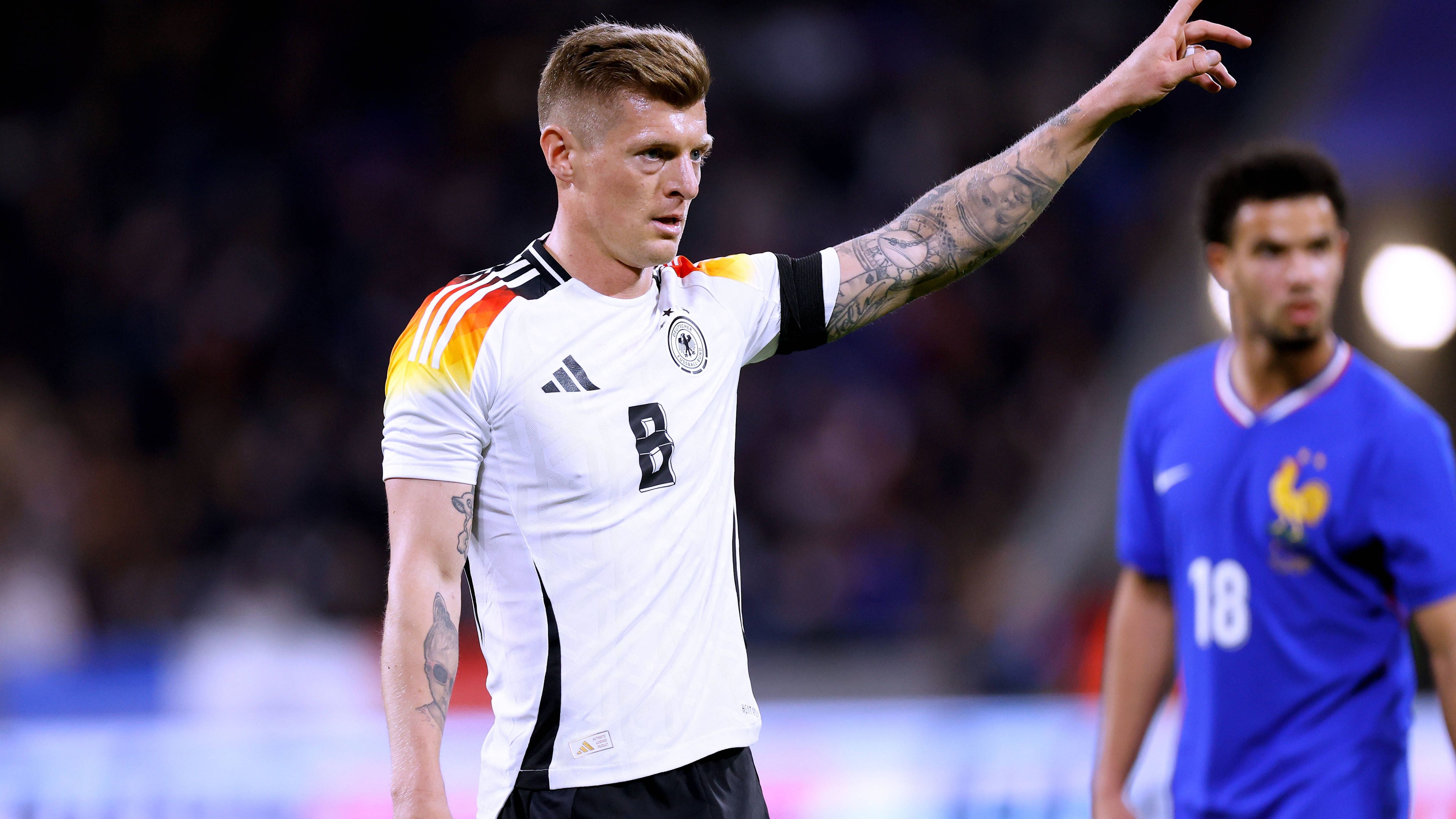 <strong>Rücktritt und Comeback in der Nationalmannschaft</strong><br>Nach einer enttäuschenden Europameisterschaft tritt Kroos 2021 aus der Nationalmannschaft zurück. Im März 2024 gibt er gegen Frankreich sein Comeback. Bei der Heim-EM steht er ebenfalls im Kader.