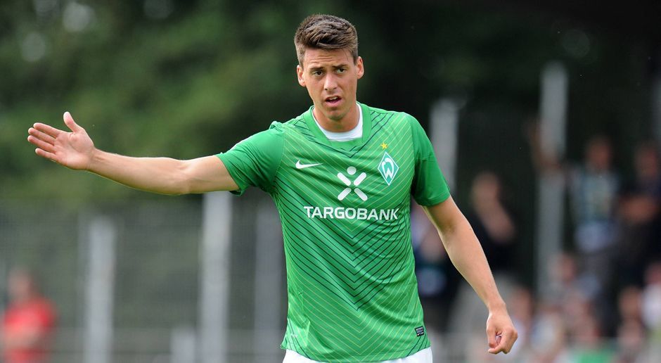 
                <strong>Sandro Wagner trifft in der 3. Liga</strong><br>
                In der Saison 2015/2016 hielt er den SV Darmstadt 98 mit seinen Treffern in der Bundesliga, nun ist er mit der TSG 1899 Hoffenheim auf Erfolgskurs: Sandro Wagner hat aktuell einen Lauf. Im Jahr 2012 sah das aber noch ganz anders aus! Damals lief der Stürmer für die zweite Mannschaft des SV Werder Bremen in der 3. Liga auf und schoss gerade einmal drei Tore gegen Unterhaching, Jena und Babelsberg. Allein in dieser Spielzeit erzielte er in elf Pflichtspiel-Einsätzen schon fünf Treffer und gab eine Vorlage.
              