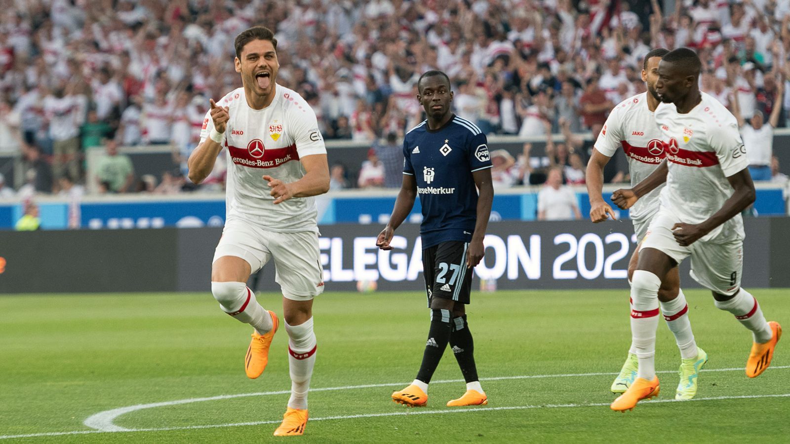 <strong>2023: VfB Stuttgart vs. Hamburger SV</strong><br>Bei der bislang letzten Relegation zwischen Stuttgart und Hamburg im Mai 2023 setzte sich der Bundesligist aus dem Schwabenland souverän durch. Beim 3:0-Sieg im Hinspiel traf Konstantinos Mavropanos&nbsp;schon in der ersten Minute zur VfB-Führung. Auch das Rückspiel an der Elbe gewannen die Stuttgarter anschließend mit 3:1.&nbsp;