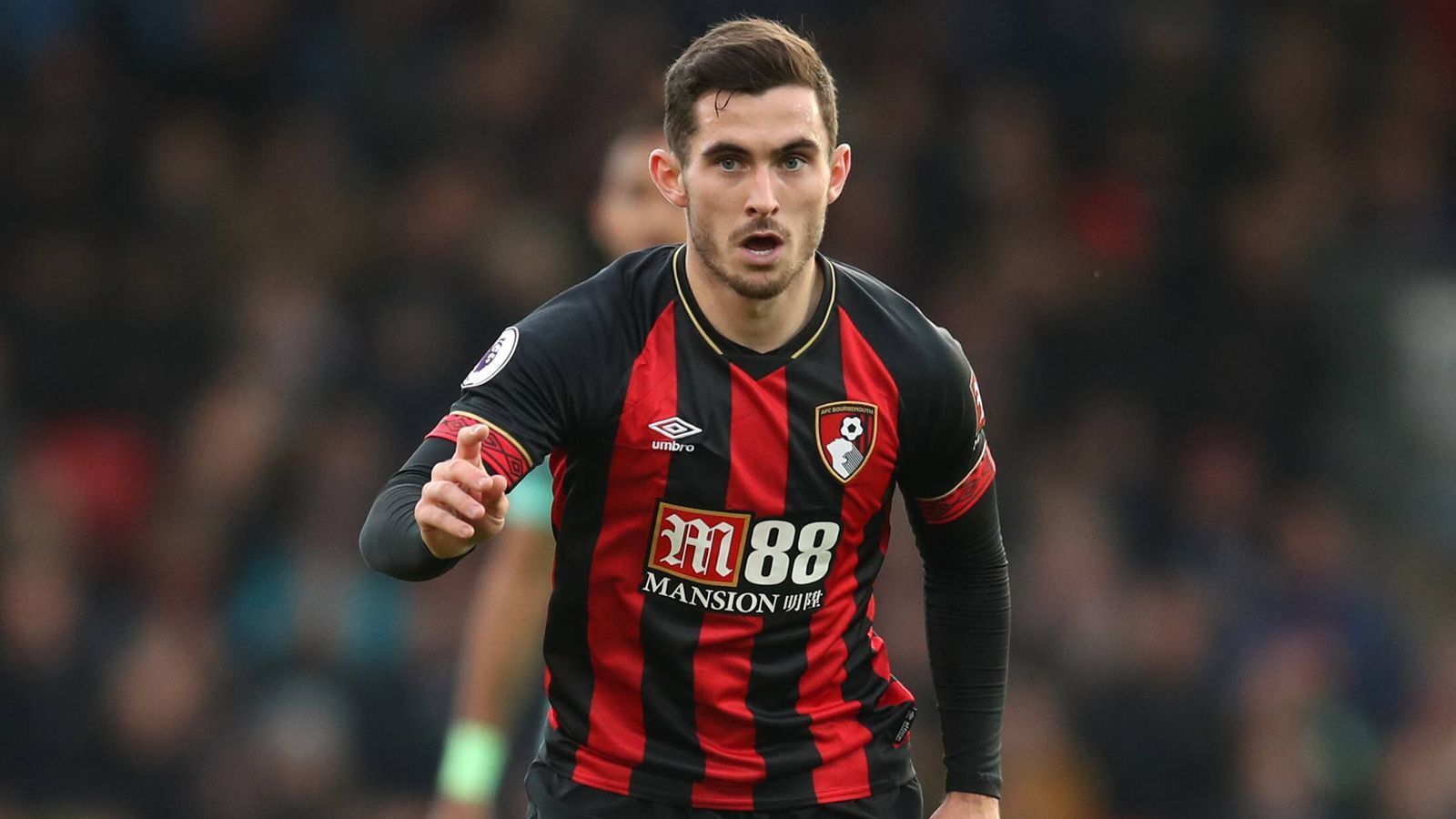 
                <strong>Lewis Cook (AFC Bournemouth)</strong><br>
                Dieser Name dürfte den wenigsten Fans hierzulande ein Begriff sein. Beim Überraschungsteam AFC Bournemouth - Platz 6 in der Premier League - hat sich der 21-Jährige inzwischen aber als Stammkraft etabliert. Im März gab der zentrale Mittelfeldspieler sogar sein Debüt für die englische Nationalmannschaft. Bournemouth holte Cook 2016 aus Leeds. Für den damals 19-Jährigen zahlte der Verein rund sieben Millionen Euro Ablöse.
              