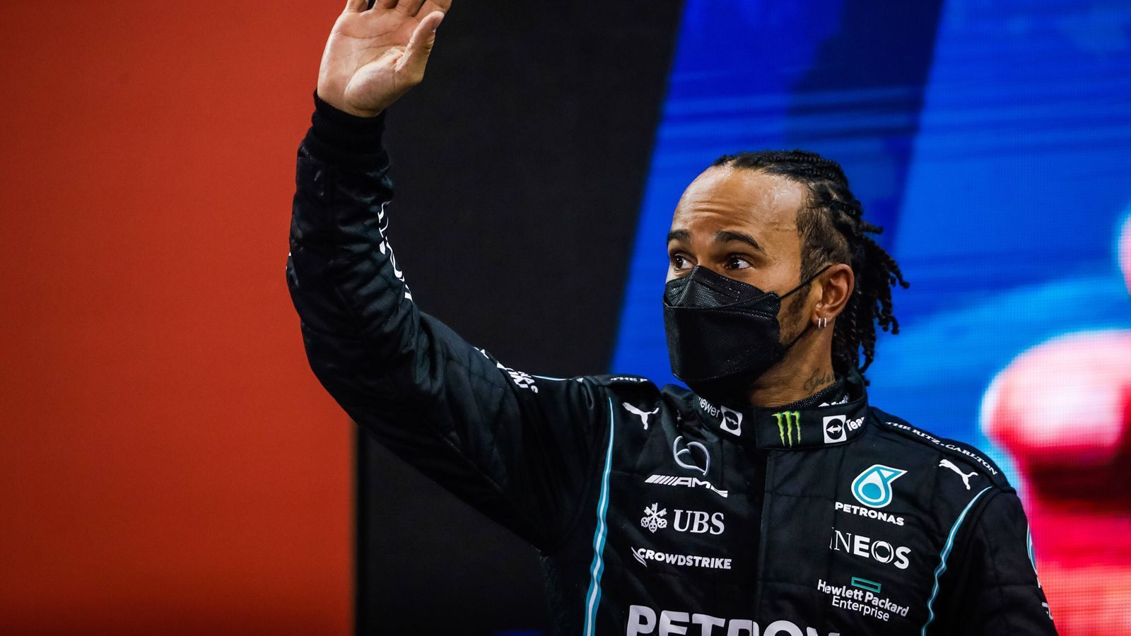 
                <strong>Formel 1: Titelkampf-Blues? Darum macht Lewis Hamilton weiter</strong><br>
                Lewis Hamilton schweigt nach dem irren und kontroversen Saisonfinale der Formel 1. Wie sieht es in ihm aus? Was sagt der Mercedes-Star zum endgültigen Verlust der WM? Greift er nächstes Jahr noch einmal an? Keiner weiß es ganz genau. ran sagt, welche Gründe dafür sprechen, dass Hamilton weitermacht.
              