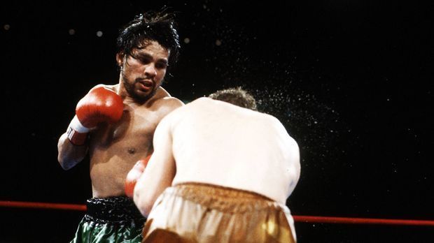 
                <strong>Roberto Duran</strong><br>
                Legende mit Gürteln in vier verschiedenen Gewichtsklassen (Leichtgewicht, Weltergewicht, Halbmittel- und Mittelgewicht). 119 Profikämpfe bestritt er zwischen 1968 und 2001. Seinen letzten Gürtel verlor er 1989 gegen Sugar Ray Leonard. Aber: Immerhin 25 Fights bestritt er noch jenseits der 40, seinen letzten mit 50 Jahren. Was nicht von der Hand zu weisen ist: Mit dem Alter stieg auch die Anzahl der Niederlagen.
              