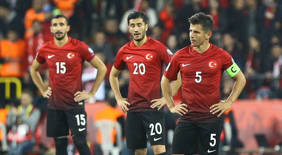 
                <strong>Türkei</strong><br>
                Für die Türkei ist der Traum von der WM ebenfalls geplatzt. Nach 1954 und 2002 hoffte das türkische Team auf die dritte WM-Teilnahme, doch in der Gruppe I landeten Nuri Sahin und Co. hinter Island, Kroatien und der Ukraine nur auf Rang vier. 
              