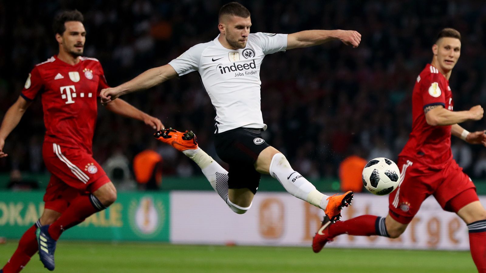 
                <strong>Ante Rebic (Eintracht Frankfurt)</strong><br>
                Jung und talentiert ist auch er, leider aber auch etwas kompliziert - das beschreibt den Frankfurter Pokalfinal-Helden Ante Rebic ganz gut. Vor dem Endspiel-Coup gegen die Bayern, den der Kroate mit zwei Toren erst ermöglichte, wurde er mit einem Wechsel nach München in Verbindung gebracht. Dort würde er wieder mit Trainer Niko Kovac zusammenarbeiten, der Rebic schon 2014 als Nationaltrainer Kroatiens förderte und zur WM nach Brasilien mitnahm. Zwar wäre der Eintracht-Stürmer im Vergleich zu anderen Kandidaten eine preisgünstigere Variante für die Bayern, aber es bliebe auch das Risiko, nicht zu wissen, ob sich der Nationalspieler auf höchstem internationalem Niveau behaupten würde.
              