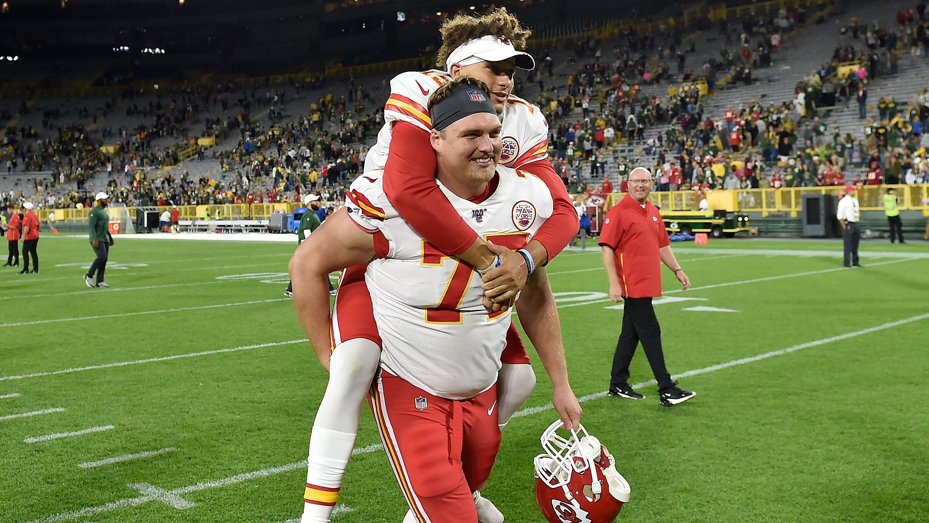 
                <strong>Andrew Wylie (Offensive Tackle/Guard)</strong><br>
                Andrew Wylie hatte keinen leichten Arbeitstag. Als einer der wenigen gesetzten Spieler in der Offensive Line der Kansas City Chiefs konnte auch der Guard nicht verhindern, dass der Pass-Rush der Tampa Bay Buccaneers immer wieder durchkam. Der Undraftet Free Agent aus dem Jahr 2017 steht seit drei Jahren bei den Chiefs unter Vertrag. Zuvor war er im Practice Squad der Indianapolis Colts, Cleveland Browns und Los Angeles Chargers. Mit einem Grundgehalt von 525,000 Dollar gehörte er zu den Geringverdienern bei den Chiefs. 
              