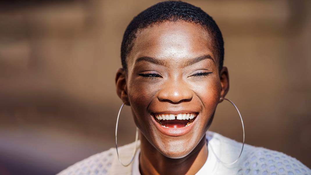 Zu viel Rouge auf den Wangen und die Wimpern verkleben, wie Spinnenbeinchen? 13 Tipps und Tricks, die jede:r von euch beim Auftragen von Make-up beachten sollte. 