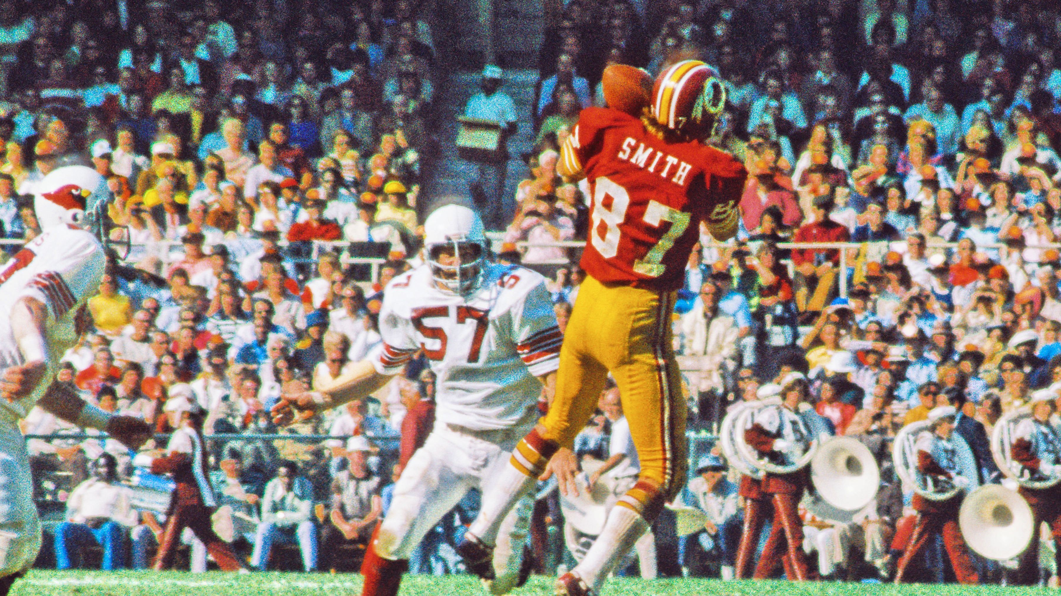 <strong>Einführung von festen Trikotnummern (1973)</strong><br>Lange war es Jerry Smith von den damaligen Washington Redskins und allen anderen Kollegen erlaubt, ihre Trikotnummern zu ändern. Feste Nummern wurden erst 1973 eingeführt. Nun konnte man erstens die Spieler schneller an ihren permanenten Rückennummern erkennen. Zweitens steigerte die feste Zuordnung einer Nummer zu einem Spieler auch die Identifikation der Fans mit ihren Stars.