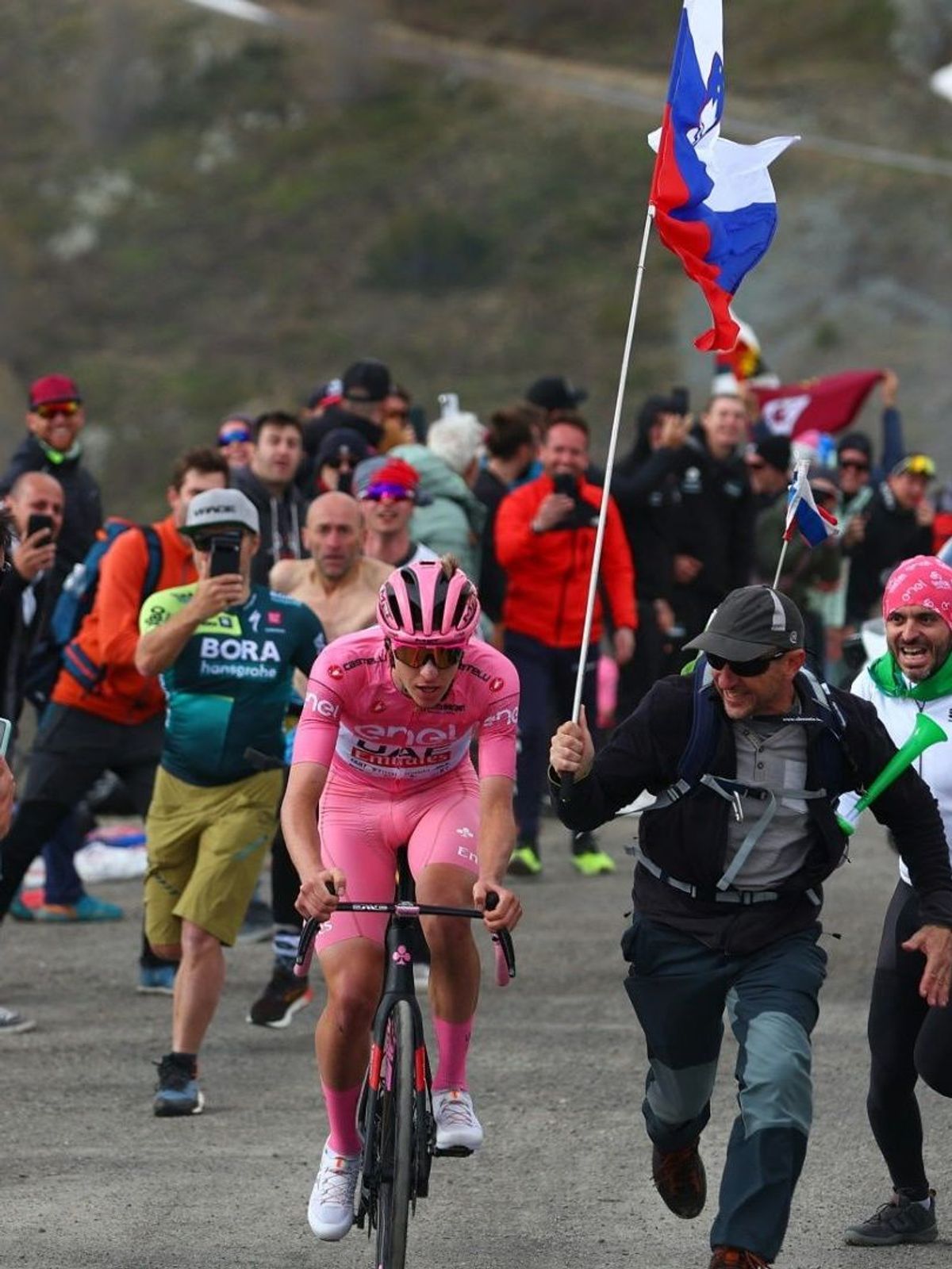 Pogacar bei seinem Sieg auf der Königsetappe des Giro