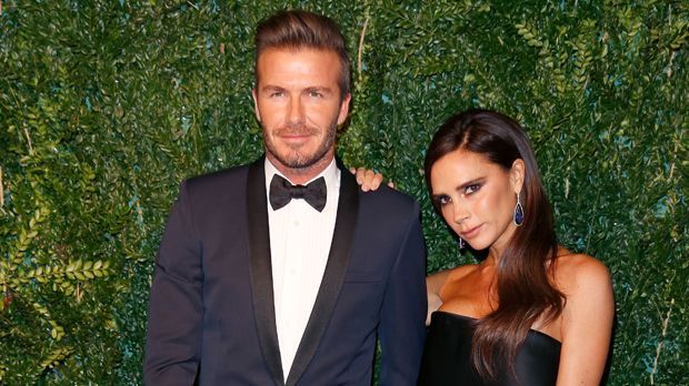 
                <strong>David Beckham</strong><br>
                David Beckham: Kein Scherz: Bereits im Jahr 2004 soll David Beckham seiner Frau Victoria einen verzierten Platin-Vibrator geschenkt haben. Das gute Stück soll dem Vernehmen nach 1,3 Millionen Euro gekostet haben. 
              