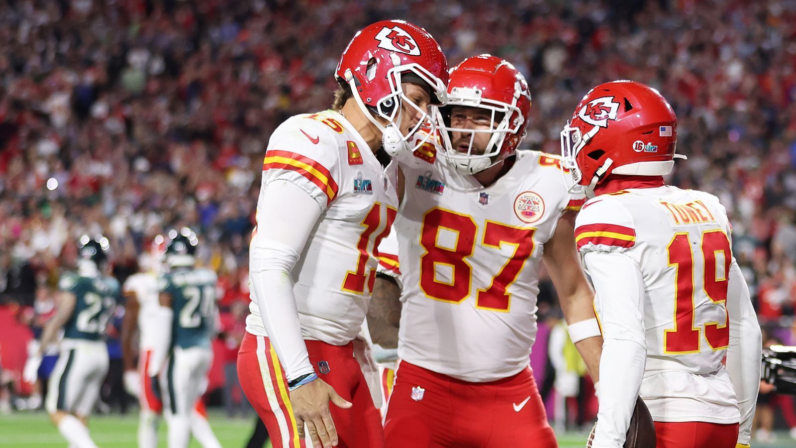 <strong>Kansas City Chiefs: Schwächen</strong><br>
                Auf dem Rasen lassen sich nicht viele Schwächen beim amtierenden Champion ausmachen. Die Receiver-Qualität - abseits von Kelce - kann in Frage gestellt werden. Spieler wie Skyy Moore oder Kadarius Toney, die bisher nur in einer Rotationsrolle in Erscheinung traten, müssen nun ein größeres Päckchen tragen. Zudem könnte der Pass Rush neben Chris Jones etwas zahnlos sein.