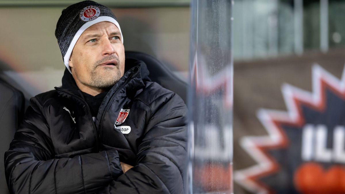 Hamburg, 23. November 2025 - Fußball, 1. Bundesliga 2025 26, FC St. Pauli - 1. FC Union Berlin: Alexander Blessin (FC St. Pauli, Trainer) DFL REGULATIONS PROHIBIT ANY USE OF PHOTOGRAPHS AS IMAGE SE...