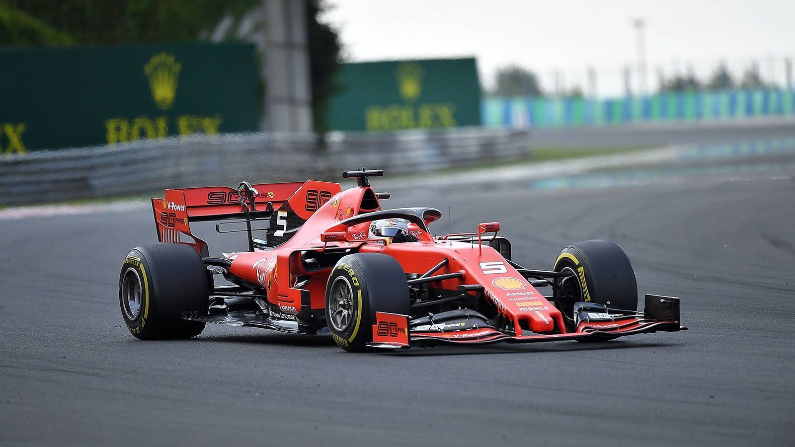 
                <strong>2019</strong><br>
                Beim Fan-Event in Melbourne enthüllt Vettel den Namen. Lean Lina, also schlanke Lina nennt er sein Fahrzeug.
              