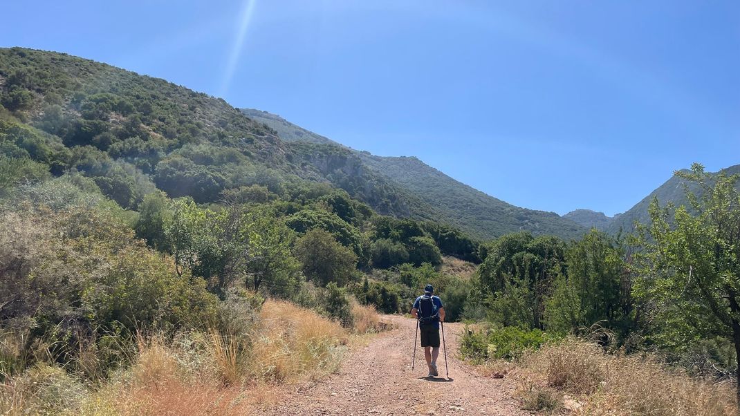 Symbolbild: Ein deutscher Urlauber kommt bei einer Wanderung im bergigen Hinterland Kretas vom Weg ab. Nach mehreren Stunden wird seine Leiche gefunden.
