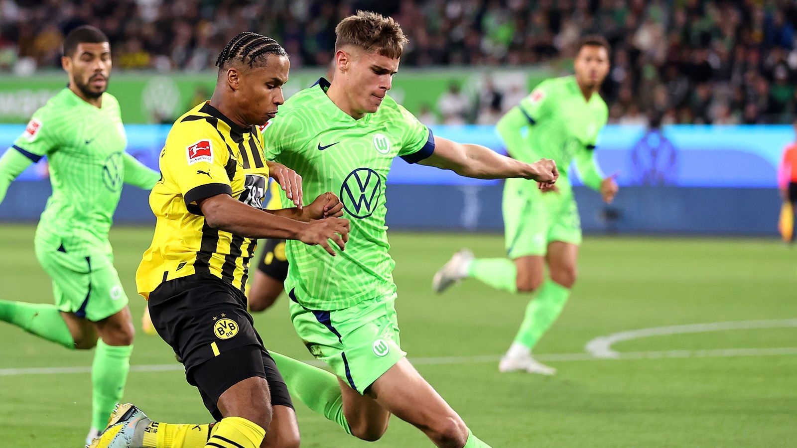 
                <strong>Karim Adeyemi (Borussia Dortmund)</strong><br>
                Sein fußballerisches Können ist unbestritten, manchmal steht sich Adeyemi mit seinen Sperenzchen selbst im Weg. Die leistete er sich gegen Wolfsburg nicht. Doch so richtig überzeugen konnte sich der Flügelstürmer im letzten Bundesliga-Spiel vor der Kader-Nominierung nicht. Zwar holte er einen gefährlichen Freistoß heraus, mehr war aber nicht. Die Gala-Form, die es für ein WM-Ticket wohl braucht, hat er aktuell nicht. WM-Zug: fährt wohl ohne ihn ab
              