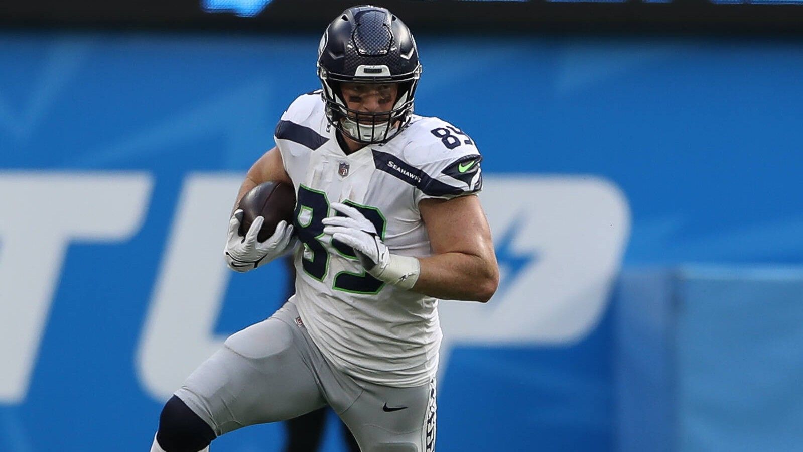 
                <strong>Will Dissly und Noah Fant (Seattle Seahawks)</strong><br>
                Gleiches gilt auch für die beiden Tight Ends des Teams. Will Dissly (Foto) und Noah Fant sind ebenfalls zurück auf dem Trainingsplatz, nachdem sie zu Wochenbeginn nicht voll trainiert hatten. Ab Mittwoch nahmen beide Spieler in vollem Unfang an den Einheiten teil. Auch sie dürften in der Allianz Arena auflaufen.
              