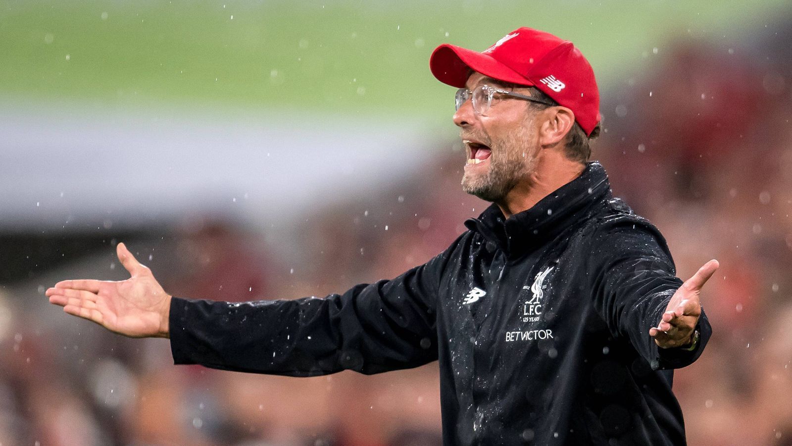 
                <strong>Krisen gehören dazu</strong><br>
                Natürlich lief längst nicht alles glatt. Gegenwind spürte Klopp zum Beispiel Anfang 2017, als Liverpool nach dem Aus in zwei Pokalwettbewerben und sechs Wochen ohne einen Sieg sportlich taumelte und Klopp sogar erstmals angezählt wurde. Aber es gab ein Happy End: In seiner ersten vollen Trainer-Saison, der Spielzeit 2016/17, führte Klopp den FC Liverpool dann rauf auf Platz 4 in der Premier League.
              