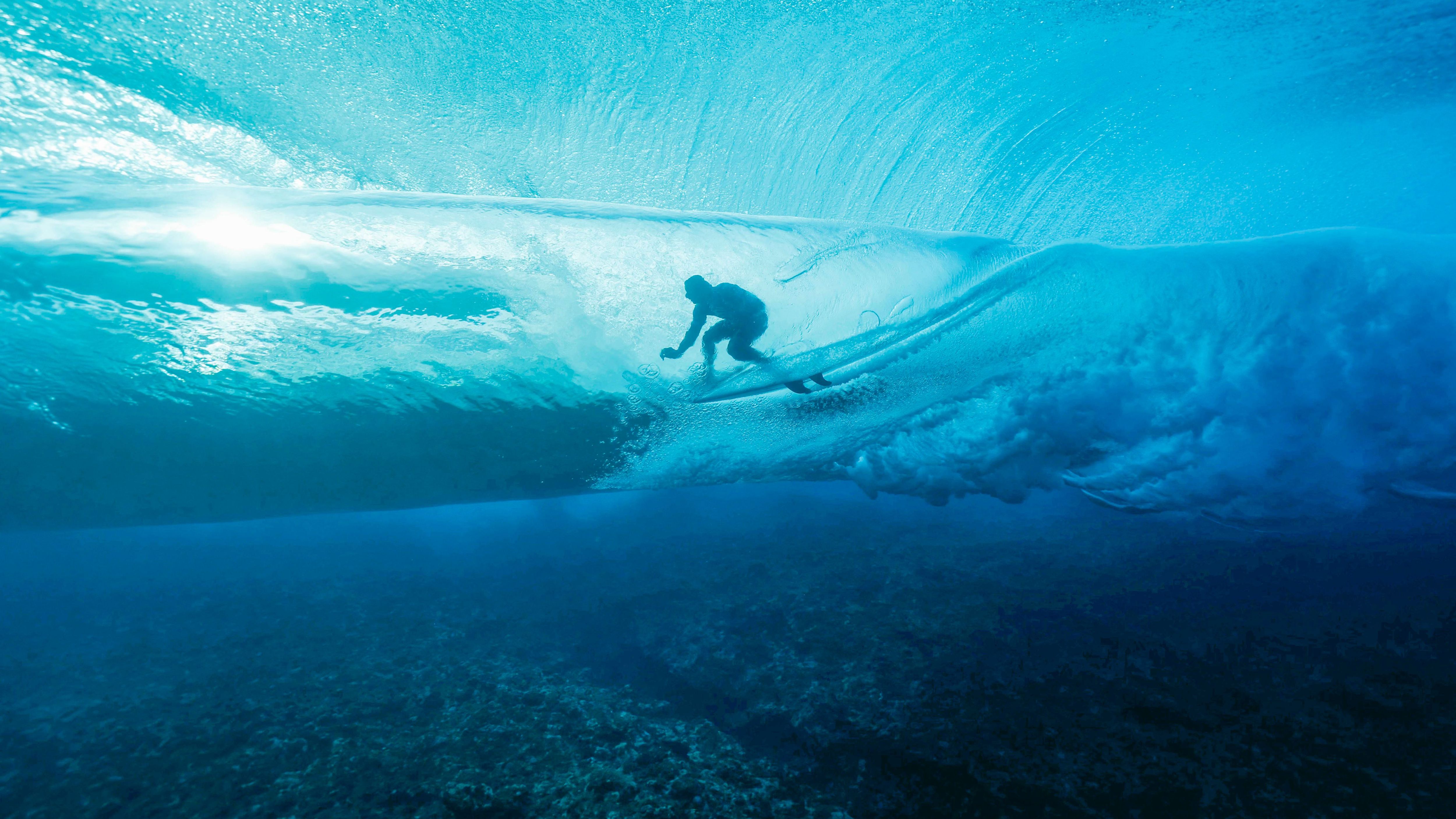 <strong>Olympia 2024: Die besten Bilder des zweiten Tages</strong><br>Was für eine Aufnahme! Der französische Surfer Joan Duru gleitet durch das Wasser vor der Küste Tahitis.