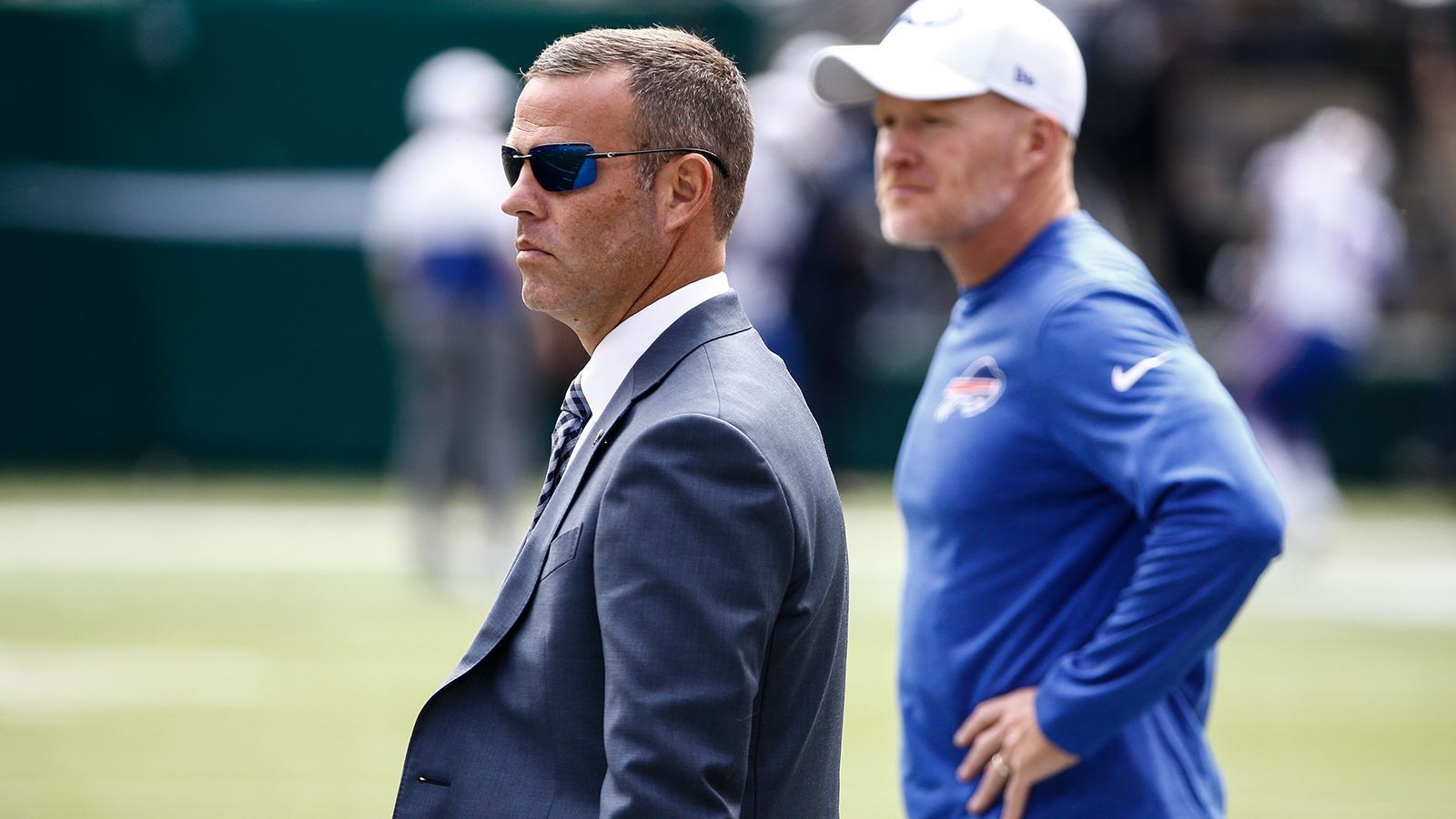 
                <strong>Executive of the Year: Brandon Beane (Buffalo Bills)</strong><br>
                Allein für den Trade von Wide Receiver Stefon Diggs (kam von den Minnesota Viking für einen Erst-, Fünft- und Sechstrundenpick) verdient der General Manager der Buffalo Bills diese Auszeichnung. Es war das Puzzleteil was fehlte, um die Bills zu einem echten Contender in den Playoffs zu machen. Der 44-Jährige kam 2017 mit Headcoach Sean McDermott zur Franchise. Beide kannten sich bereits zuvor und harmonieren perfekt. Auch eine Doppel-Auszeichnung der beiden ist gut vorstellbar und wäre definitiv nicht unverdient. 
              