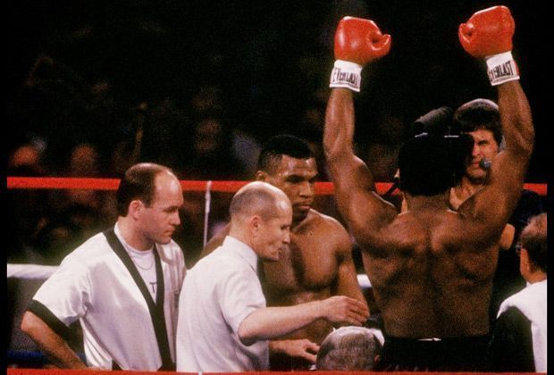 
                <strong>Mike Tyson vs. Trevor Berbick</strong><br>
                Am 22. November 1986 tritt der Newcomer Mike Tyson bei seinem ersten Weltmeisterschaftskampf gegen Trevor Berbick an. Der Kampf ist bereits in der zweiten Runde beendet. Der K.o. wurde weltberühmt, da Berbick versuchte weiterzukämpfen, aber immer wieder hinfiel.
              