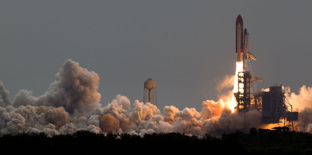 Wiederhergestellter Nationalstolz: Der Crew Dragon war das erste US-Raumfahrzeug, mit dem Amerikaner zur ISS starteten - seit die Space Shuttles 2011 stillgelegt wurden. Die US-Astronauten mussten lange in den russischen Sojus-Raumschiffen auf dem Beifahrersitz Platz nehmen. Der Preis dafür lag etwa bei 80 Millionen Dollar.