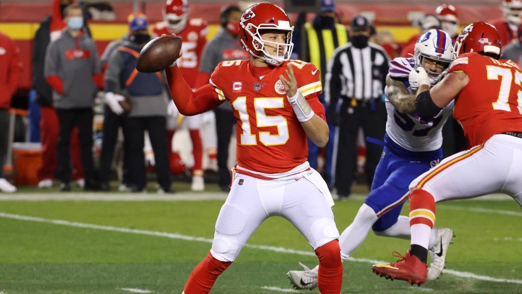 
                <strong>Die Chiefs: Rote Trikots, weiße Hosen</strong><br>
                Die Kansas City Chiefs dagegen laufen in ihren nominellen Heim-Uniformen auf. Weiße Nummern auf rotem Grund in Kombination mit weißen Hosen und roten Stutzen. Sowohl gegen die Cleveland Browns in der Divisional Round als auch im Championship Game gegen die Buffalo Bills liefen die Chiefs in dieser Farbkombination auf - ein gutes Omen?
              