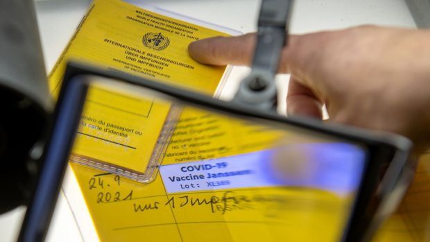 Der illegale Handel mit gefälschten Impfausweisen in Deutschland floriert.