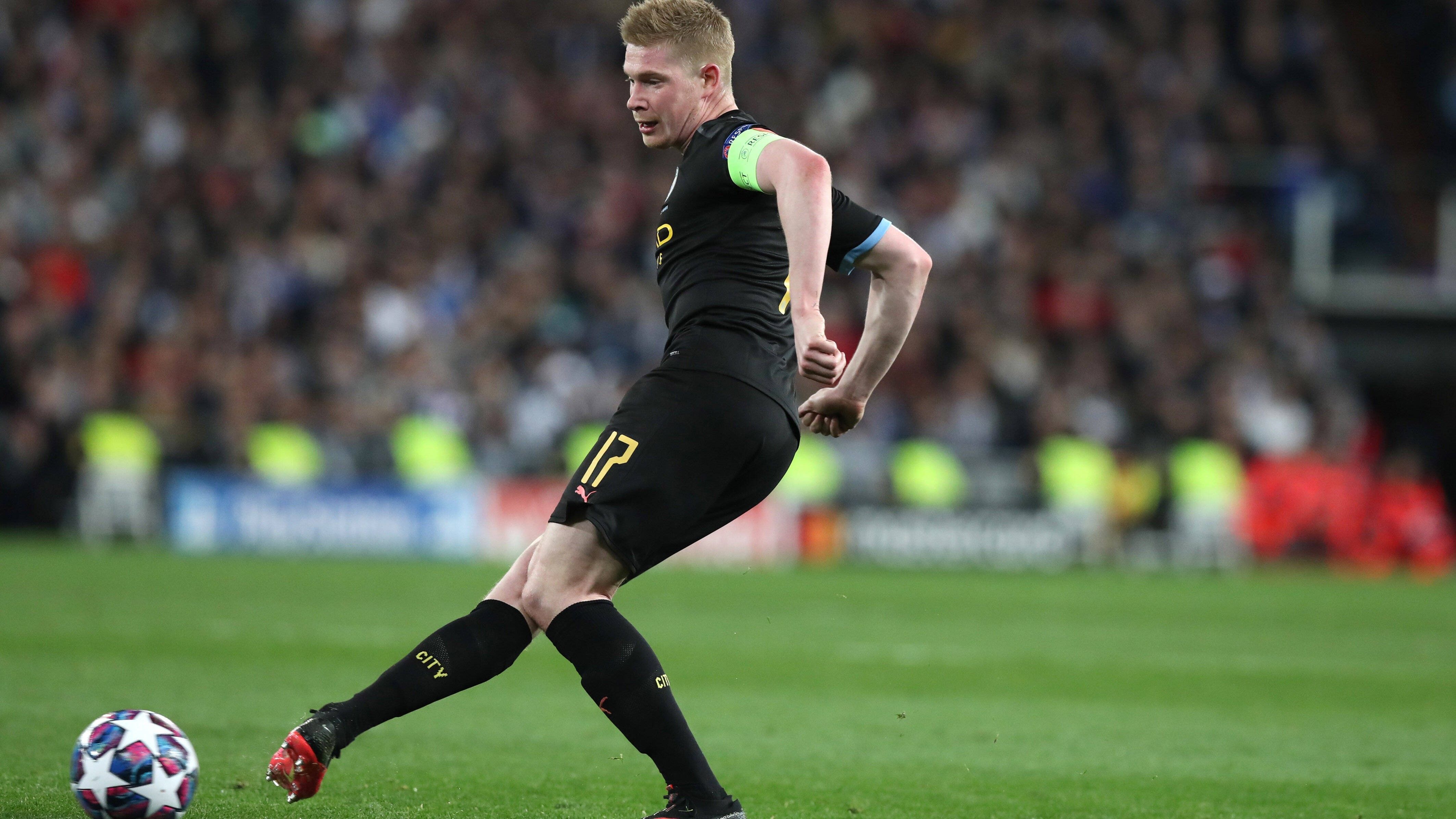 
                <strong>Europas Mittelfeldspieler des Jahres: Kevin de Bruyne</strong><br>
                Bei der Wahl zu Europas Fußballer des Jahres geschlagen, aber als bester Mittelfeldspieler die erste Wahl. Auf den Plätzen zwei und drei landeten Thiago und Thomas Müller. Kevin De Bruyne vereinte in der vergangenen Saison die Qualitäten eines Torjägers und Vorarbeiters. In der englischen Premier League schoss er 12 Treffer, 20 bereitete er vor. In der Champions League kamen jeweils zwei Tore und Assists hinzu. Der Belgier spielte eine außergewöhnliche Saison. Sein Klub Manchester City wusste davon aber nicht zu profitieren - nur im englischen Ligapokal und im Supercup gab's eine Trophäe für die Mannschaft von Pep Guardiola. 
              